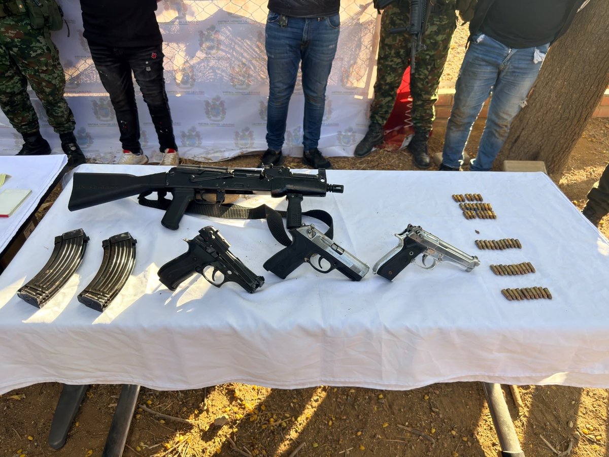 ABDELAESPRIELLA's tweet photo. En Campo Dos, Tibú, Norte de Santander, la Fuerza de Tarea Vulcano golpeó al frente «Juan Fernando Porras Martínez» del grupo narcoterrorista ELN: cinco capturados, uno de ellos herido, y un arma larga, tres armas cortas, dos proveedores para fusil y munición incautados.

Vamos a acabar con el ELN, porque cuando el Estado se decide, nunca pierde.

¡Firme por la Patria!

¡Que viva Cristo Rey!

(A.D.L.E) 🇨🇴 🐅