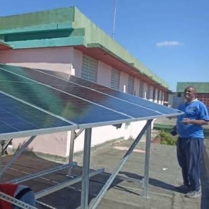O_Papo_'s tweet photo. 🏥🇨🇺 CUBA RESTAURA A ENERGIA EM SEUS HOSPITAIS 

O Partido Comunista de Cuba afirma que 99% dos policlínicos já estão funcionando com fontes renováveis de energia.

A medida emergencial foi adotada diante das dificuldades energéticas que o país enfrenta por causa da PUNIÇÃO COLETIVA em forma de bloqueio promovido pelos EUA.