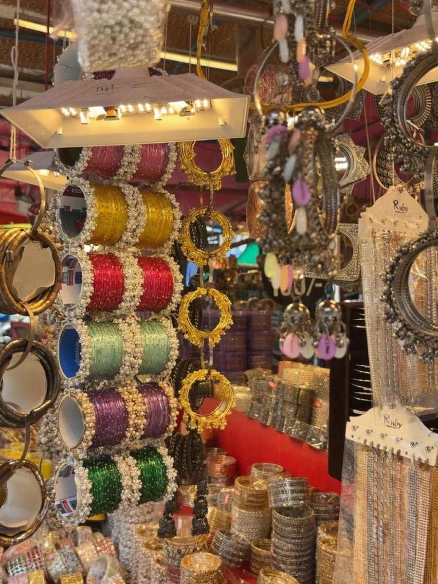 CaiolLlLlL's tweet photo. A girl’s first love is often found in the simple joy of bangles. https://t.co/8z3BLrpgLS
