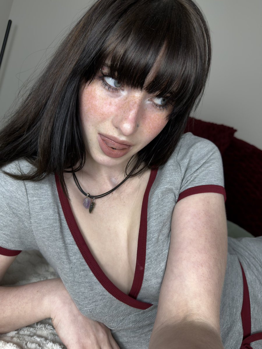 imjuliequeen's tweet photo. ooo, feet!! 🦶🏻 https://t.co/pGgApcMgil