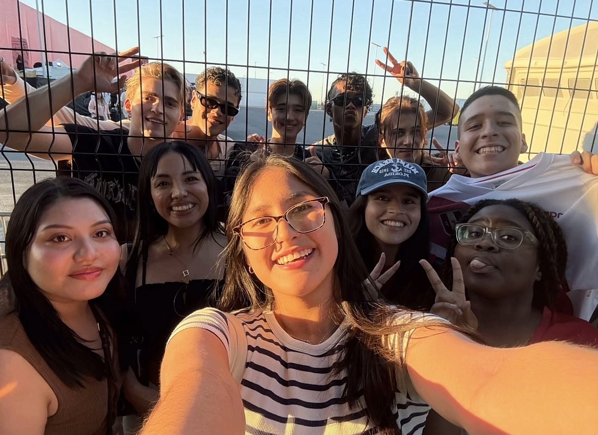 santosbravosbr's tweet photo. Em um comentário no TikTok, uma DUAL (@/_andrea.404_) compartilhou um relato muito lindo sobre uma experiência que teve com os meninos durante o ES LATINA Festival, na Espanha. 🥹❤️ 

“Eu amo que muitas de nós tivemos a oportunidade de ver o quão genuínos e incríveis os meninos são ❤️. Deixa eu contar: há alguns dias nós fomos vê-los. Éramos 6 duals e decidimos ir ouvir eles do lado de fora do show, porque não conseguimos comprar ingressos (foi lá que nos conhecemos).

Primeiro, Alejandro se aproximou da gente e conversou conosco, foi uma das coisas mais lindas. Depois, o Kauê veio falar com a gente…  continua sendo uma das pessoas mais incríveis que existem. Ele foi super próximo e atencioso com a gente e, inclusive, foi ele quem perguntou se queríamos tirar uma foto juntos. Nós não queríamos pedir uma foto porque não queríamos incomodá-los, mas dissemos que sim e ele foi chamar os outros meninos.
Todos foram uns queridos. O Kenneth agradeceu por termos ido ouvi-los, mesmo estando do lado de fora. Enfim, estou muito orgulhosa de ser fã deles ❤️.”

#SANTOSBRAVOS