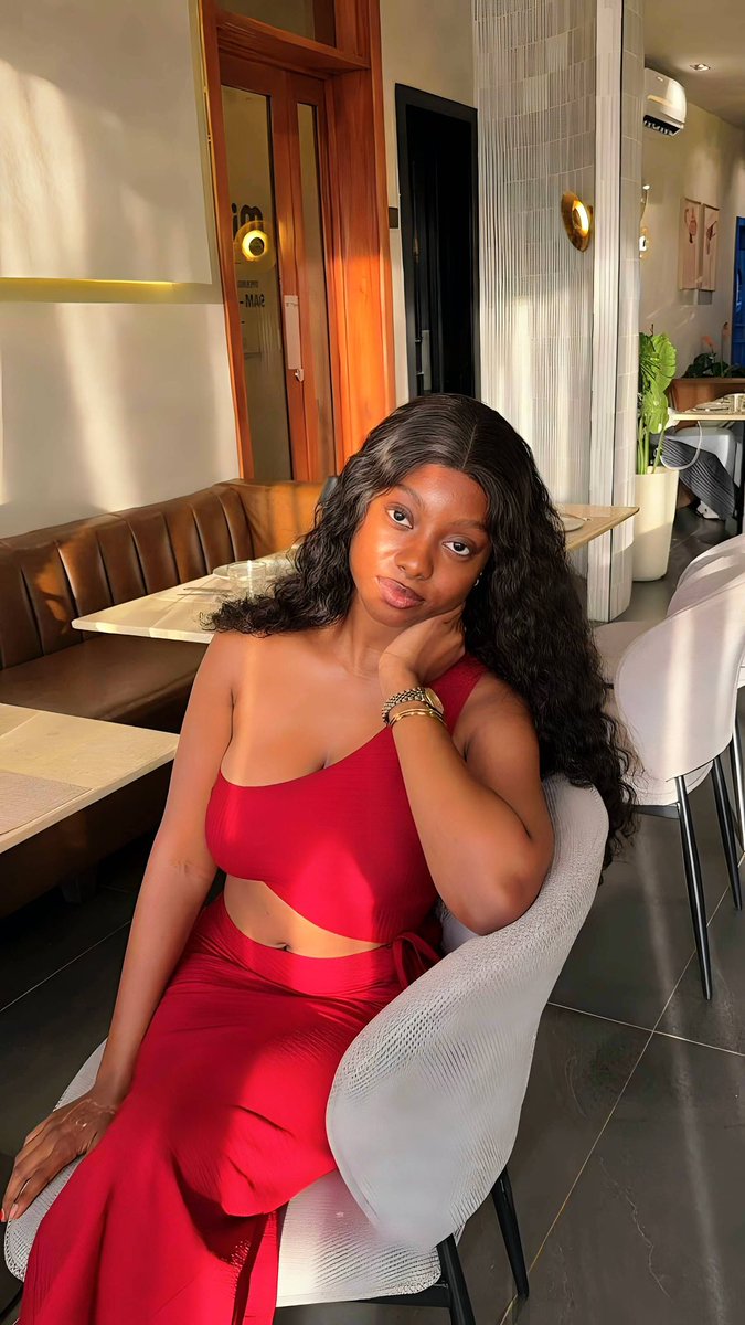 denolaaa's tweet photo. Red looks so good on me🥺. https://t.co/jlUg8CnrMk