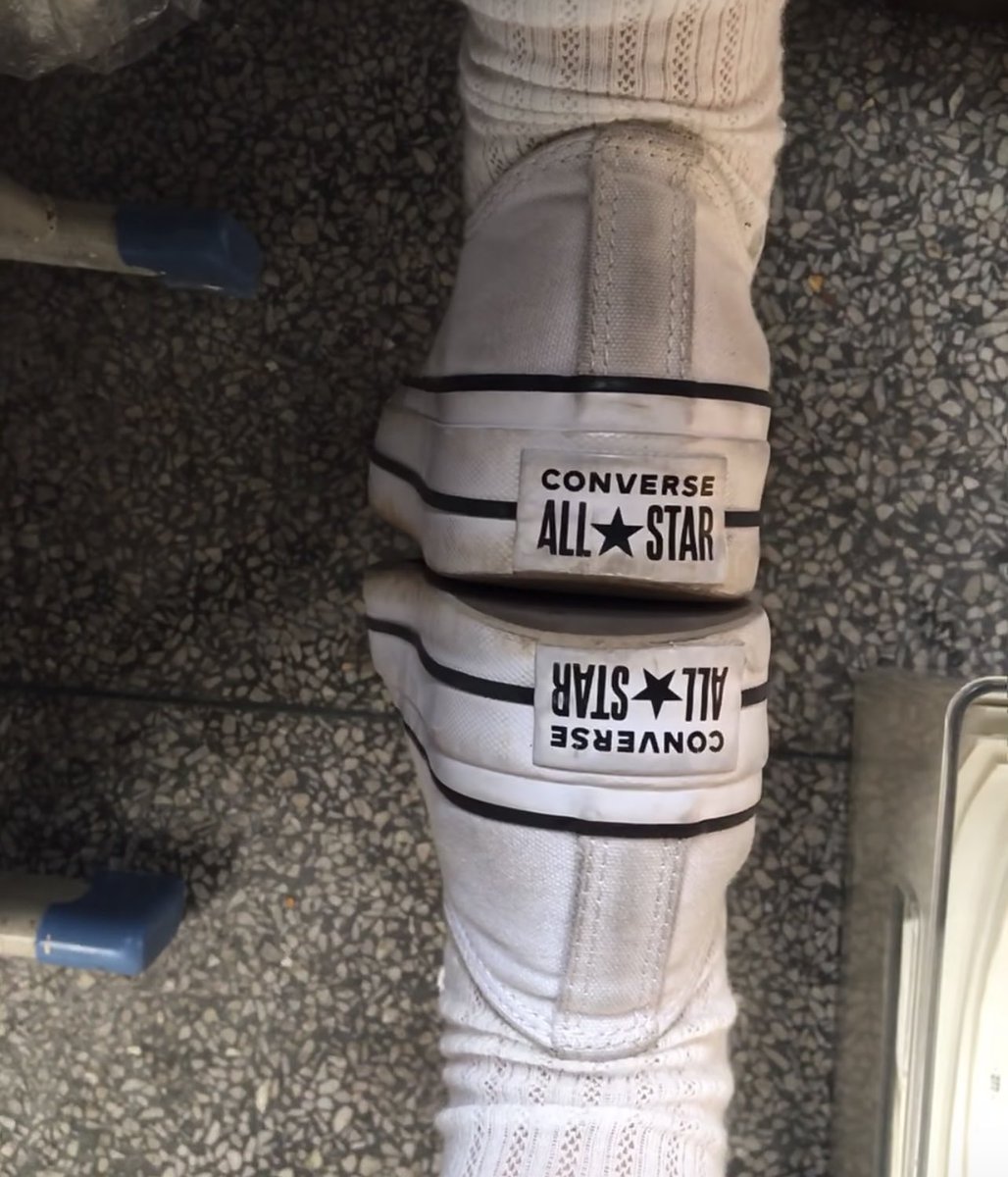Ya5lluz's tweet photo. 突然想起来，前两天有个傻逼想对着祖宗上课的脏匡威帆布鞋贡，猛戳性癖，怎么样？脏的爽吗我操你妈，真怕你一下嘎巴爽死了，快来贡！#女高 #atm奴 #榨金 #贡奴 #臭脚 https://t.co/Oyjqi7K367