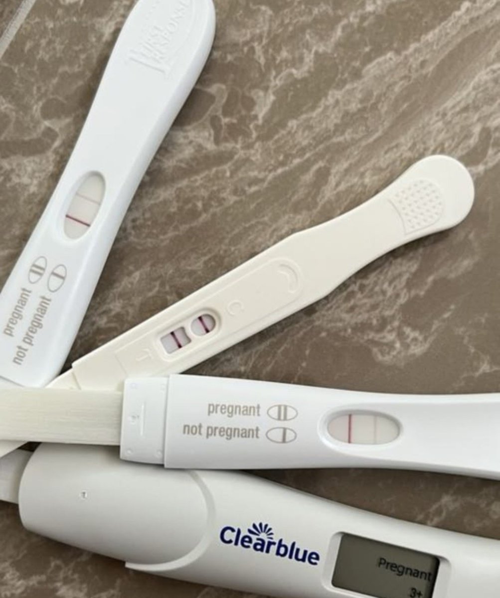 Duugy_'s tweet photo. ¿Quién es él papá?🍼 | #BRIMIGA au

Donde 🐜 queda en cinta de un alfa que no es su novio.

O donde 🐜 entra en celo durante una fiesta y amanece en la cama de 🍓.

– ¿Quién es el papá?

                                – Tú eres el papá...

— ...

(Inspirado en un Au mío de 2022) https://t.co/JctMlXY8o4