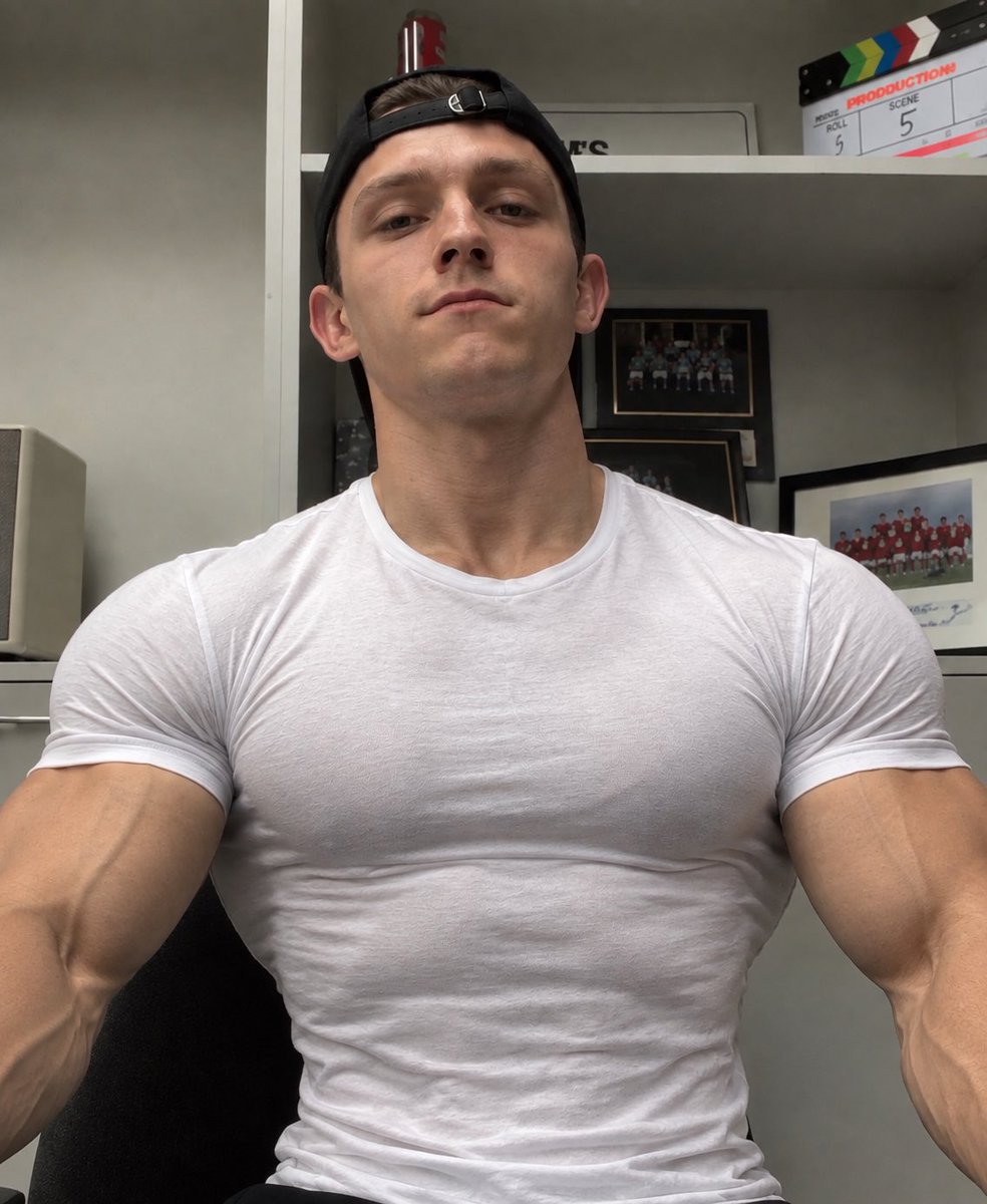 BuffedTom's tweet photo. fuck I can’t stop stroking my cock to Frat Tom, his body and confidence are just too godly. Those bulging muscles, his giant cock, and his manly smell😵‍💫He probably fucks while flexing his arms and drinking beer https://t.co/NFfj1E9cF3