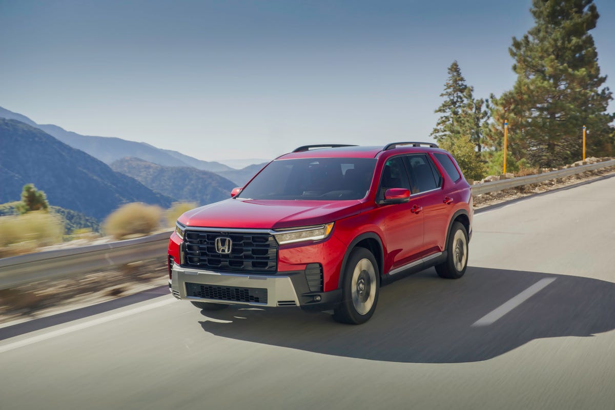 RoadandTrack's tweet photo. Honda 'Pilot XXL' could come by 2032 to battle America's legions of 3-row SUVs. https://t.co/aprVCUwjgG https://t.co/Y97PvUThl8