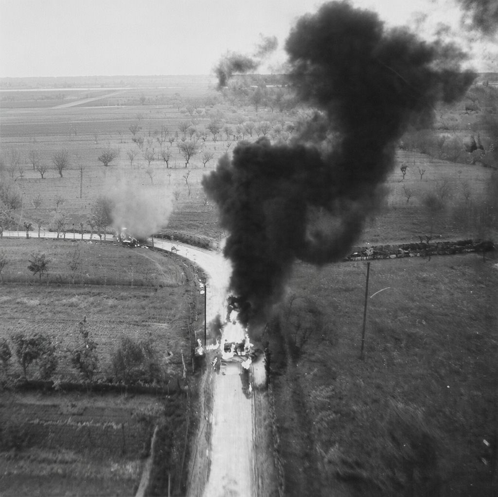 sentandoapua's tweet photo. Comboio de caminhões motorizados atacados pelo 1º Grupo de Caça, Itália, 28 ABR 1945

#SentaAPúa #FAB #1GAVCA #SegundaGuerraMundial #HistóriaMilitar #Pracinhas #P47Thunderbolt #AviaçãoMilitar #FEB #MemóriaHistórica https://t.co/qEBQsKFFZw