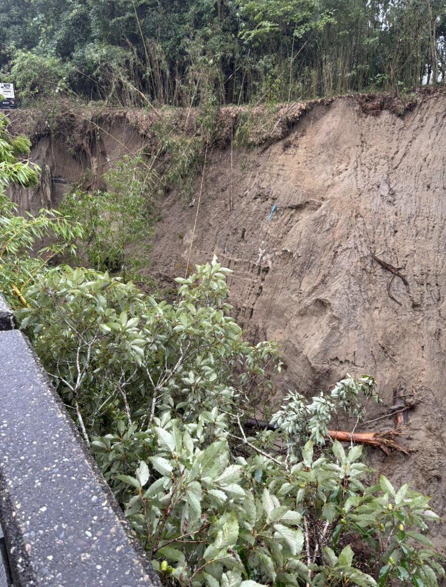 kamiya_shunichi's tweet photo. 台風25号による大雨で、旧外房有料道路の誉田IC～大木戸ICにおいて大規模な道路崩落が発生しています。8月の千葉豪雨の際に、土砂が流出し片車線が崩れて応急対応をした箇所ですが、今回の台風により残っている車線部分も崩落しました。熊谷知事と現場を視察し、早期復旧を確認しました。

事前の通行止めを行っている中での崩落で、人的被害は発生しませんでしたが、この現場の復旧には数ヶ月以上の相当の期間が必要と考えられます。外房と千葉市緑区、中央区を結ぶ重要幹線道路であり車両交通に相当の影響が生じます。

県管理区間と千葉市管理区間の境目にあたるため、県と連携してそれぞれ点検を行い、再発を防止できる耐久性を確保できる工法を検討しながら、1日も早い通行再開が可能となるように復旧を進めます。

8月千葉豪雨に続いての、台風25号の被災となる厳しい状況ですが、応急対策、復旧作業、将来への備えの各段階を並行して行い、市民の生活再建、事業者の事業継続、インフラ復旧を進めていきます。

#台風25号
#千葉市
#千葉豪雨
#旧外房有料
