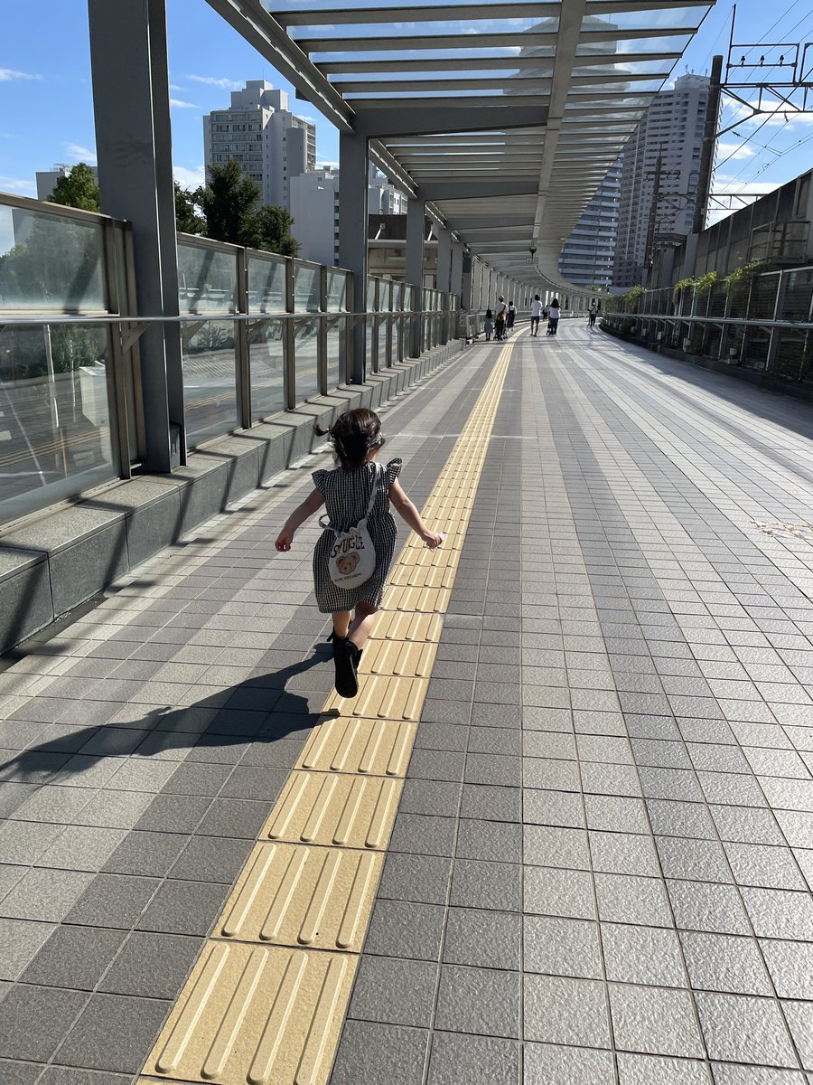 chiko_chanda's tweet photo. プリキュア映画の帰り道、ミラクルライト握りしめて走ってるのいい… https://t.co/cZmUEhKnjp