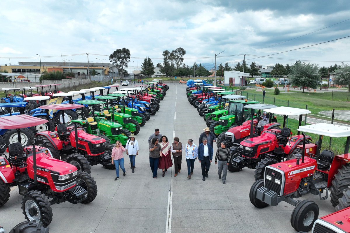 delfinagomeza's tweet photo. Rescatar y fortalecer el campo mexiquense es una de nuestras prioridades, hoy en #Ixtlahuaca avanzamos en este propósito entregando tractores destinados a labores agrícolas.
Con esta entrega, hemos cumplido con dar un tractor por cada día de Gobierno, un total de mil 103 tractores, para el rescate del campo mexiquense.
Como Gobernadora, reitero mi compromiso de seguir trabajando por un campo digno, más justo y competitivo, que se traduzca en bienestar para las familias mexiquenses.
#ElPoderDeServir