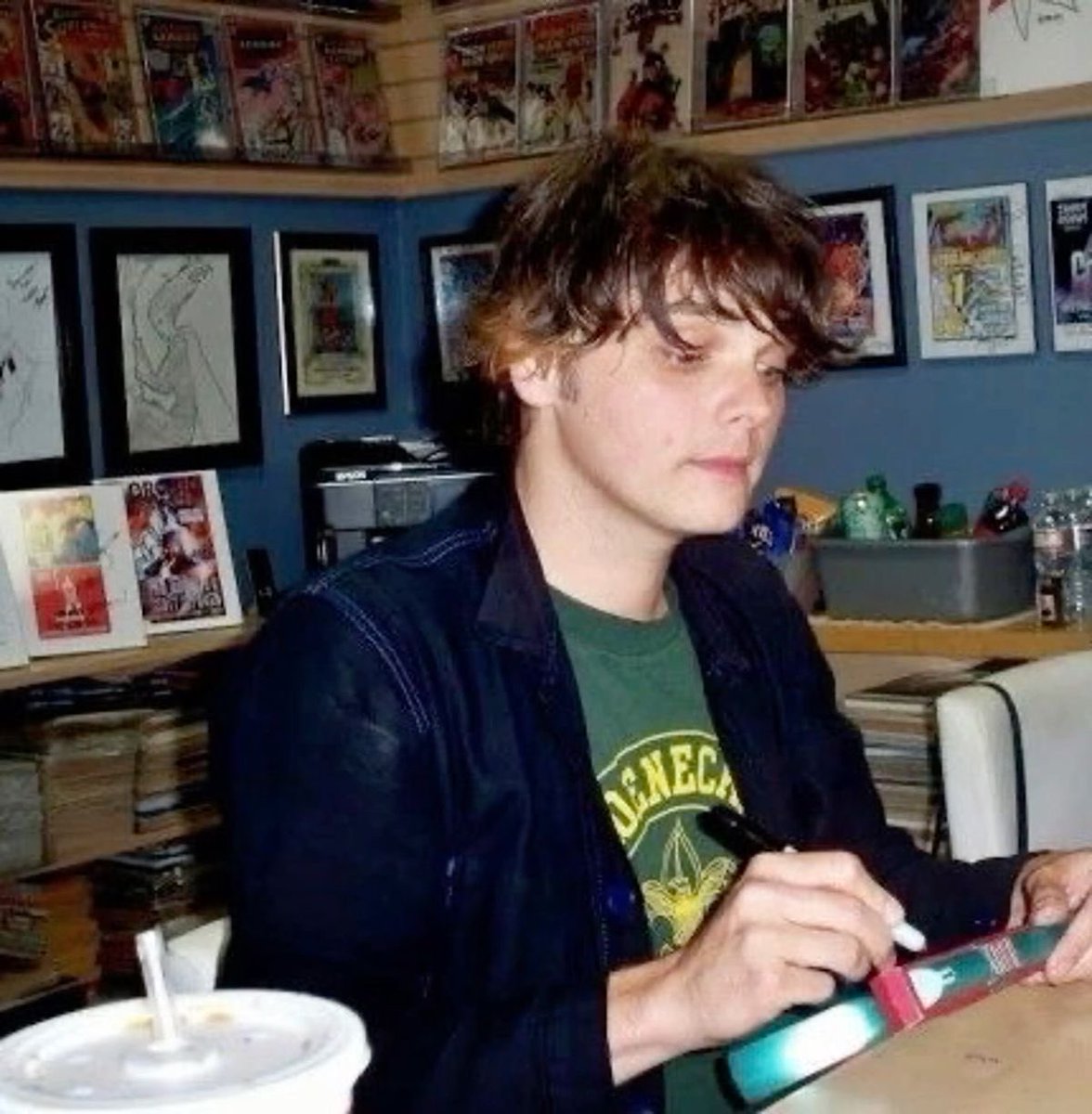ryrawr_'s tweet photo. @g3exo Gerard Way!! Specifically during 2013 when he had that bottom half of his hair blonde (an elite era) https://t.co/94ogrro81f