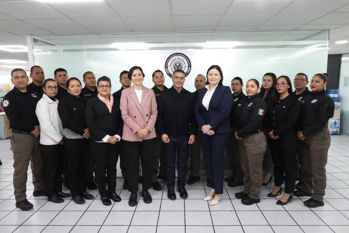 Maffiguer's tweet photo. Hoy tuvimos el honor de recibir al Secretario @OHarfuch en las instalaciones del @SESNSP. Durante su visita pudo conocer al gran equipo de servidoras y servidores públicos que  integran esta institución, recorrer las distintas áreas y conversar sobre los avances, prioridades y retos que orientan nuestro trabajo. Agradecemos su respaldo y la confianza para seguir sumando capacidades y contribuir a mejores resultados en materia de seguridad para nuestro país.