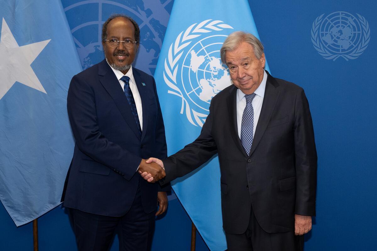 UN_Spokesperson's tweet photo. In a meeting with Hassan Sheikh Mohamud, President of the Federal Republic of Somalia, Secretary-General @antonioguterres reiterated the continued commitment of the @UN to supporting Somalia’s key national priorities.

Read more: https://t.co/5rAxK1JchE https://t.co/yt0xkBKjB4