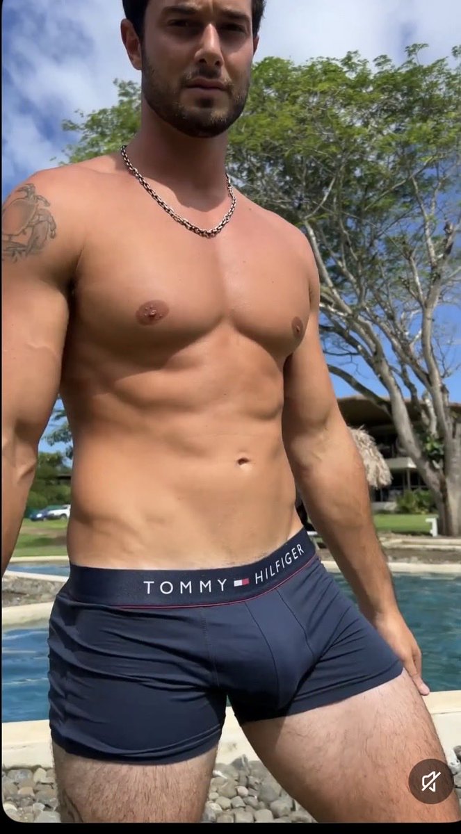 Ricky322687's tweet photo. #bulge #undies #bigdick #muscular #hung #hotdaddy #jock https://t.co/ZAuqeeZApj