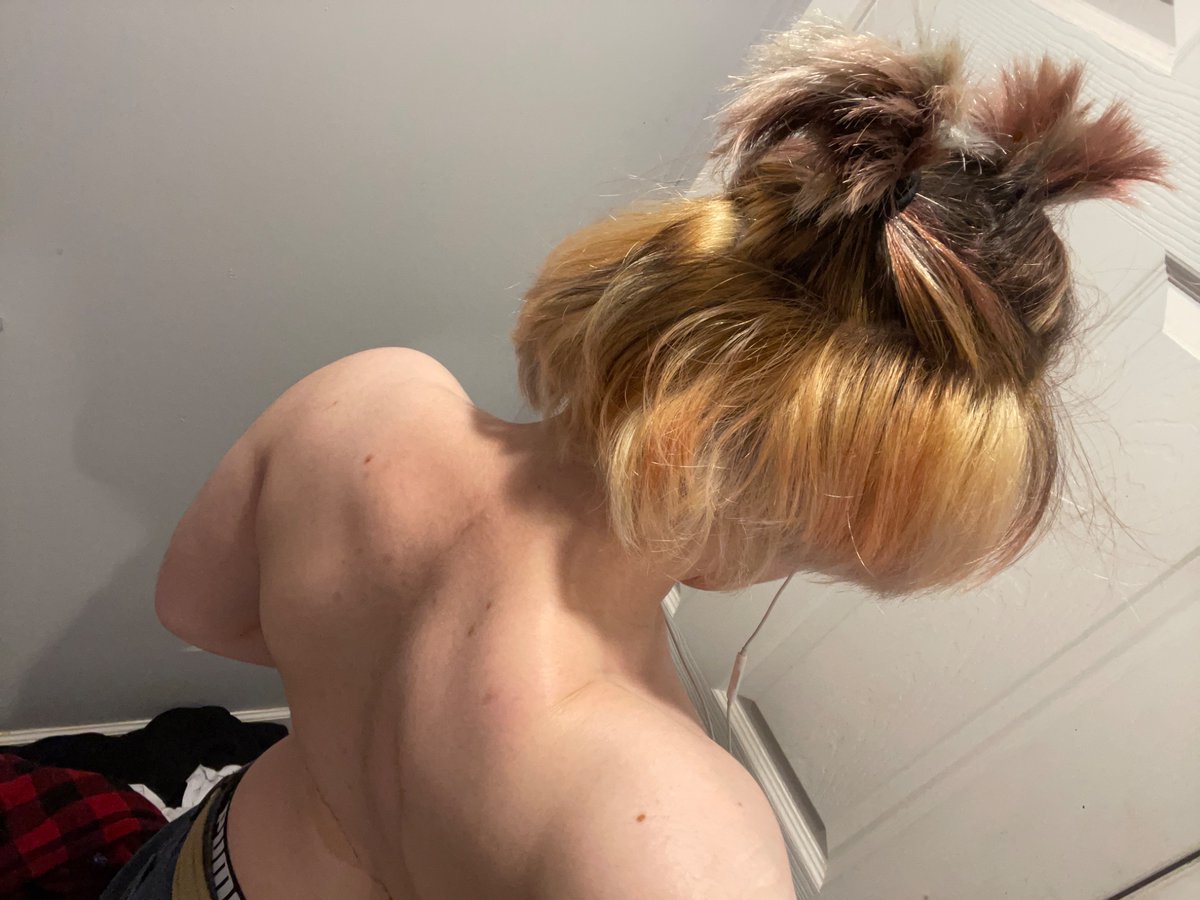 salix1121's tweet photo. ingore my bacne but i was trying to get a pic of the back of my head and got this ?? i didnt know my upper back looked like that goddamn https://t.co/qBw572Fps6
