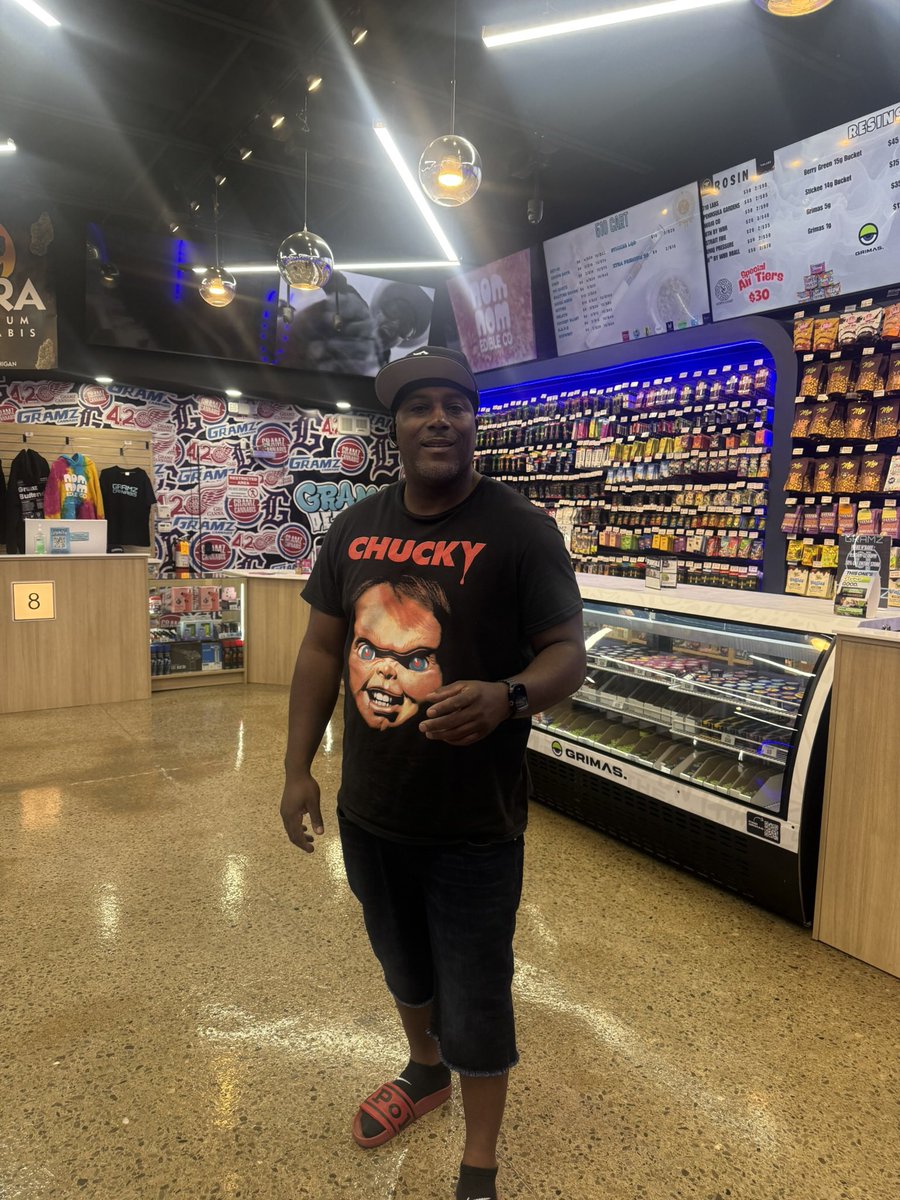 jamil7gm's tweet photo. You mean I can pick whatever I want in here??? Give me the safe🤣✌🏾 https://t.co/8BQFouJuX7
