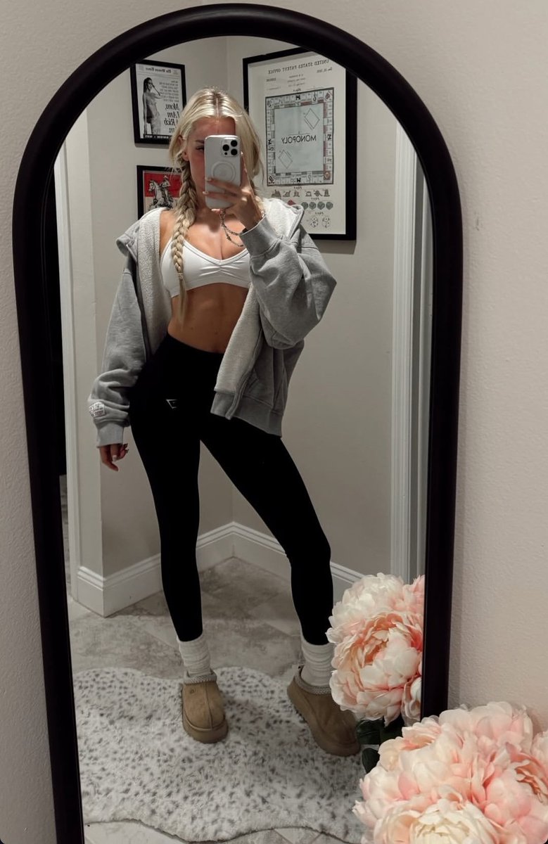 StrutsInMayDay's tweet photo. Lazy day just aew tonight. 🤍 https://t.co/sy3TM76s0l