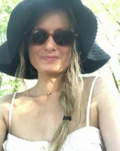 CesareSacchetti's tweet photo. Se n'è andata in punta di piedi, senza che gli organi di stampa francesi ed europei parlassero troppo di lei. Natacha Rey è morta per un tumore che l'aveva colpita da qualche tempo a questa parte. Natacha è la giornalista che ha scoperto la vera storia di Brigitte Macron, alias Jean Michel Trogneux. La sua inchiesta, condotta assieme a Xavier Poussard, ha consentito di capire ai francesi e al mondo intero che Emmanuel Macron è stato sin da giovanissimo vittima di un predatore pedofilo che aveva assunto una identità fittizia, quella appunto di Brigitte Trogneux. Brigitte è colei o colui che ha preparato la presidenza di Macron per conto della famiglia Rothschild. La stampa francese ed europea non omaggia Natacha Rey. Omaggia i giornalisti al servizio del regime di Emmanuel Macron.