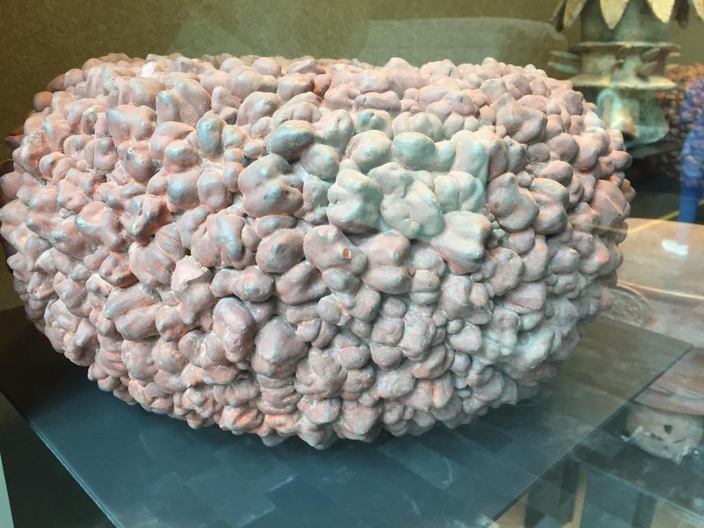 yonderer's tweet photo. @Tomslvarez7940 Azteca, urna de ceramica semejando grasa y piel. Se piensa que fue usada para alamecenar sacrificio a Xipe Totec. Museo de Anthropología, México. https://t.co/UqoDeLQWQN