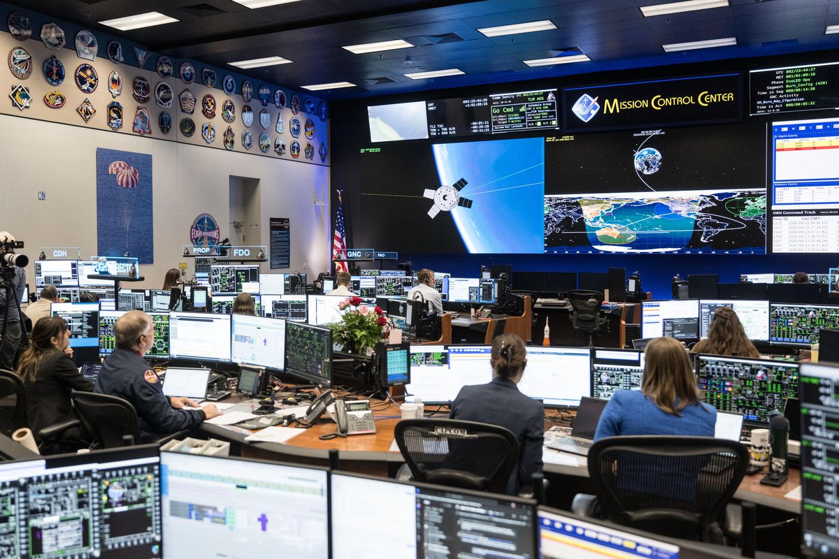 NASA's tweet photo. You could lead human spaceflight missions to the @Space_Station, the Moon, and beyond!

On Friday, Oct. 2, applications will open for our next class of flight directors who will guide humanity’s next giant leaps in space. Details: https://t.co/lNSB86NKLI https://t.co/YVjp6ww7XA