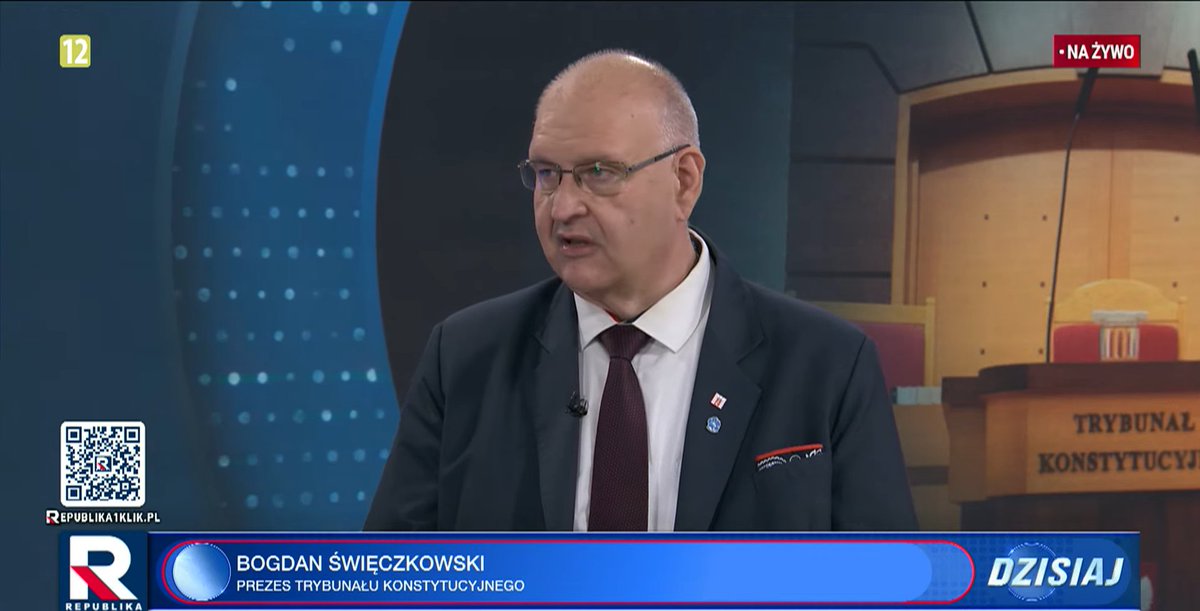 RepublikaTV's tweet photo. #GośćDzisiaj | Bogdan #Święczkowski (@TK_GOV_PL): Ten zamach stanu na konstytucyjny organ, jakim jest Trybunał Konstytucyjny, nabrał w tej chwili nowego wymiaru. Nie mamy już do czynienia z autorytarnym państwem, tylko z bandyckim państwem. Osoby, które zdecydowały o tym, żeby przedstawić zarzuty pani Dyrektor Kancelarii i Komendantowi Straży Trybunalskiej, naprawdę dysponują mierną wiedzą prawniczą. Zdecydowały, że należy te zarzuty sformułować, że działali wspólnie i w porozumieniu ze mną. Z całym szacunkiem, jestem Prezesem Trybunału Konstytucyjnego i wszystkie decyzje dotyczące tej czwórki, która nie złożyła ślubowania wobec Prezydenta RP, podejmowałem samodzielnie. Nie Pani Dyrektor Kancelarii i Komendant Straży. To są ofiary nieudolności tych ludzi. Boją się i nie mają możliwości zaatakowania mnie, więc atakują kobietę, Panią Dyrektor, która ma kilkudziesięcioletni staż na stanowiskach urzędniczych. To niezwykle uczciwa i całkowicie etyczna osoba, która zawsze działała zgodnie z prawem i przestrzegając przepisy prawa. Atakują ją, bo nie potrafią mnie zaatakować. Można powiedzieć, że to są damscy bokserzy. Muszę się zniżać do tego poziomu, bo to jest coś niebywałego.

#włączprawdę #TVRepublika