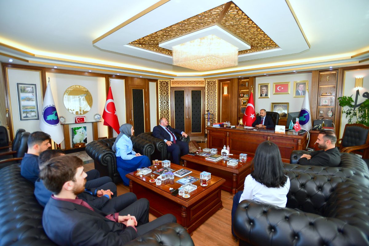 HaberVANYYU's tweet photo. AK Parti Gençlik Kolları İl Başkanı Burak Gültepe, AK Parti Gençlik Kolları MKYK Üyesi ve Doğu Anadolu Üniversiteler Bölge Koordinatörü Cengizhan Yılmaz ve beraberindeki heyet, Üniversitemiz Rektörü Prof. Dr. Hamdullah Şevli’yi makamında ziyaret etti.

@hsevli 
#VanYüzüncüYılÜniversitesi
#VanYYÜ