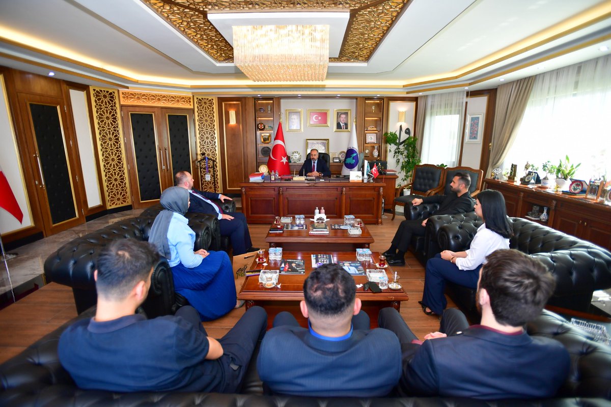 HaberVANYYU's tweet photo. AK Parti Gençlik Kolları İl Başkanı Burak Gültepe, AK Parti Gençlik Kolları MKYK Üyesi ve Doğu Anadolu Üniversiteler Bölge Koordinatörü Cengizhan Yılmaz ve beraberindeki heyet, Üniversitemiz Rektörü Prof. Dr. Hamdullah Şevli’yi makamında ziyaret etti.

@hsevli 
#VanYüzüncüYılÜniversitesi
#VanYYÜ