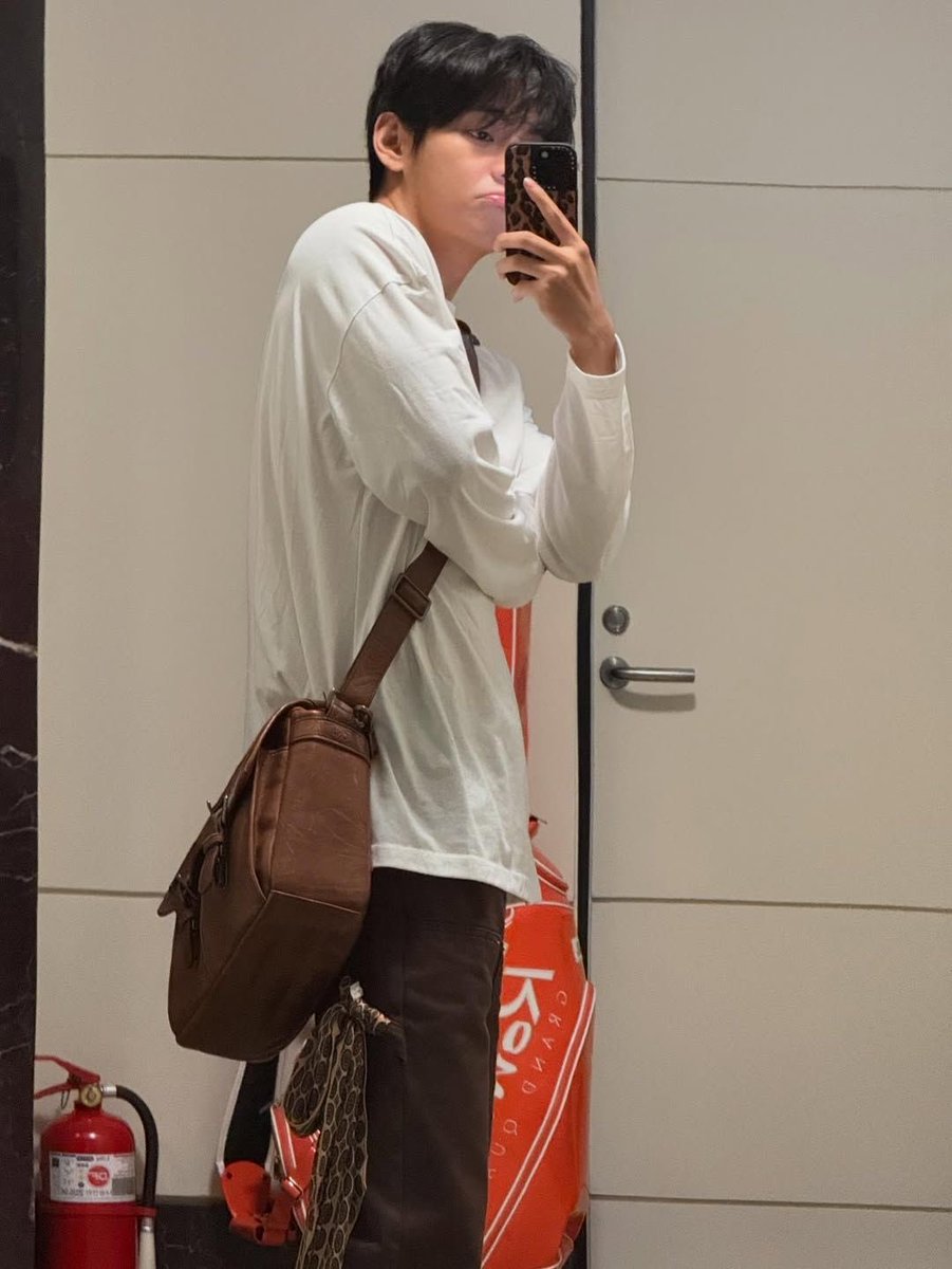 auscamirang's tweet photo. MiniAU Kooktae ⋆˚꩜｡ּ PA K

Donde Th es ex novio de Jk, el cantante del momento, quien no deja de escribir canciones pidiéndole que regresen

#kooktaeau #kookv https://t.co/12AESaG1HG