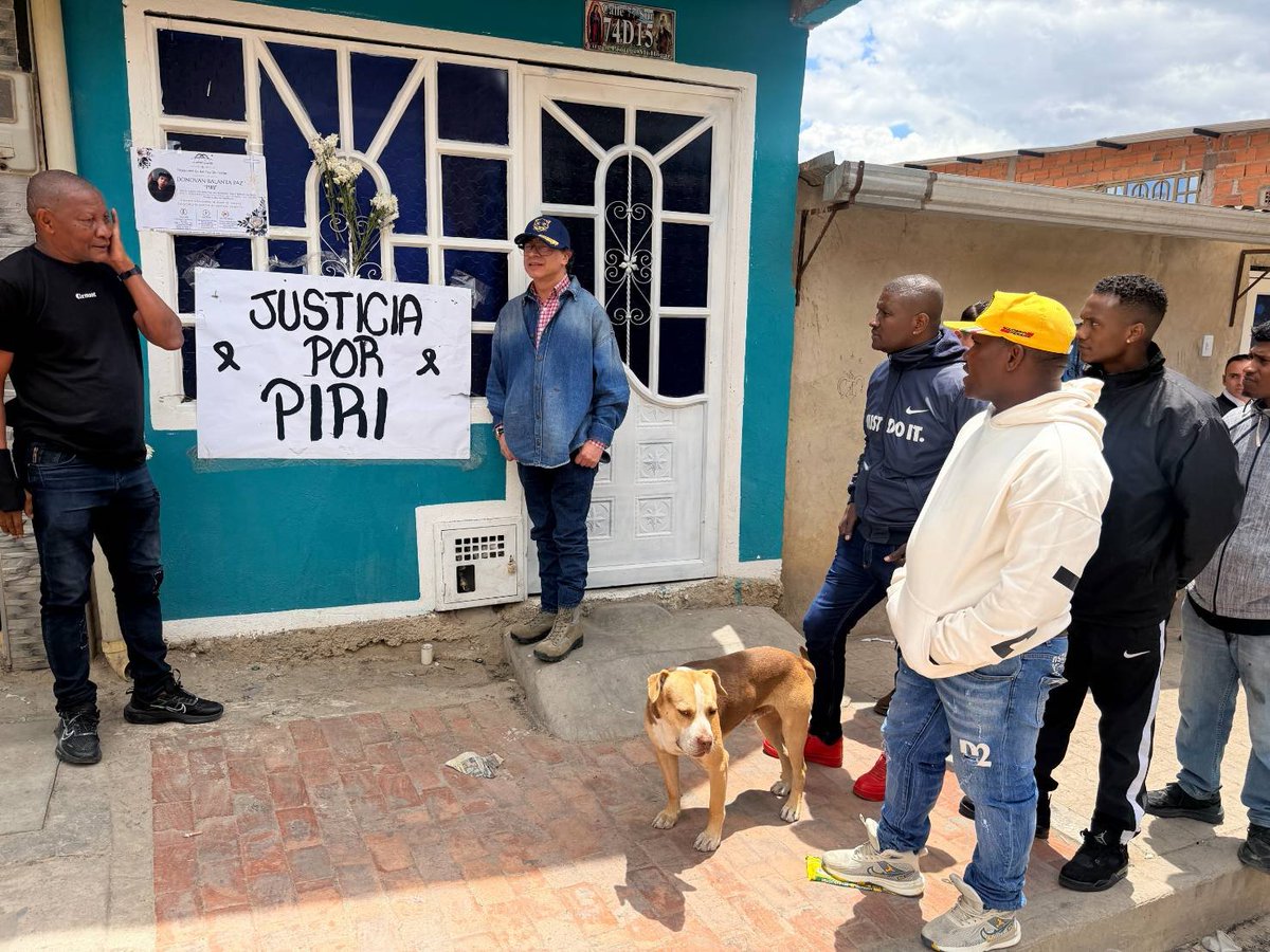 petrogustavo's tweet photo. He ido al barrio Caracolí en Ciudad Bolívar, Bogotá.

Me encuentro en el punto donde fue asesinado el joven Donovan Balanta Paz por la policía de Soacha. Hay dos cámaras de la policía de Bogotá que debió grabar todos los hechos.

La situación comienza por una frase racista lanzada contra la esposa del propietario de la casa por in agente de la policía de Soacha, cerca de 20 policías de Soacha se aglutinan allí y expresan palabras soeces contra los vecinos, capturan a un joven y a Donovan lo hacen subir arrastrado por una calle/Loma, durante el recorrido le aplican "Taser" hasta que muere.

Estamos ante un asesinato de la fuerza pública y la @FiscaliaCol debe investigarlo de inmediato.

Inmediatamente se reúne la comunidad masivamente conmigo.

En ese punto ya han asesinado 40 jóvenes y la comunidad agradece los programas que se aplicaron en el territorio pero se han suspendido.

Solicito a las organizaciones juveniles organizar una gran marcha de negritudes en Bogotá, para el respeto de las minorías étnicas con y a la juventud en general en el país.