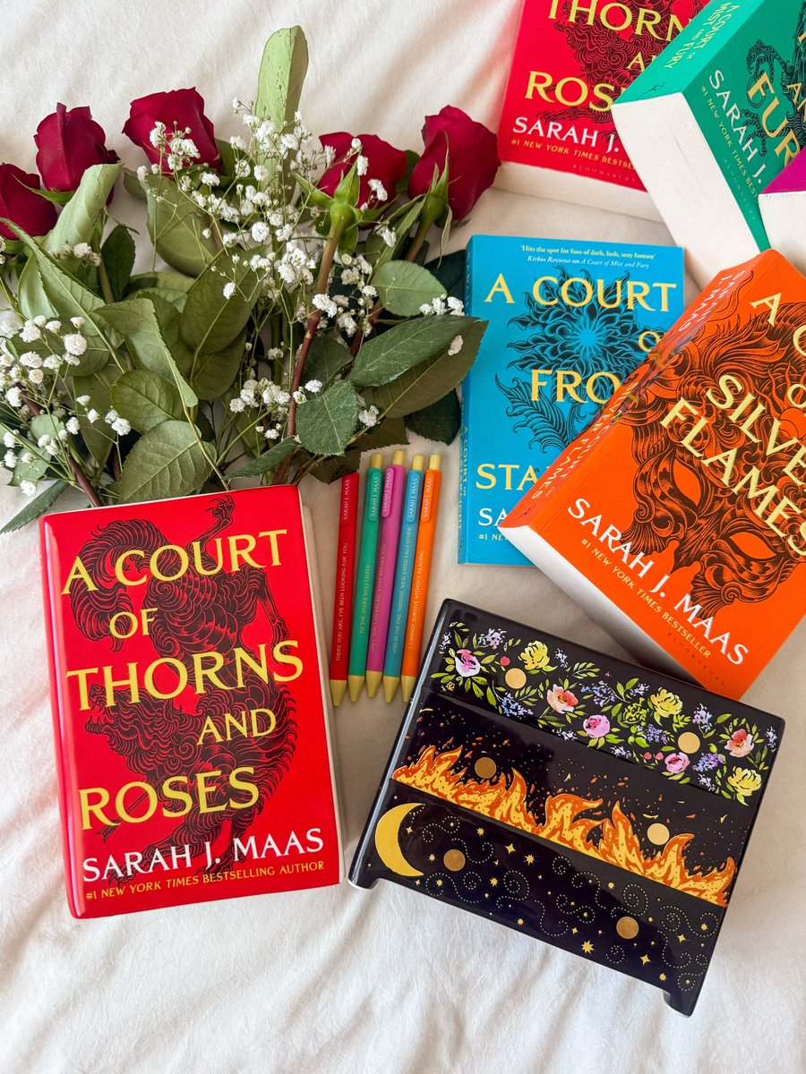 1989Erasmo's tweet photo. GIVEAWAY

Celebrate Book Lovers Day and my 30th birthday with 3 winners: 1 ACOTAR prize bundle, plus 2 wishlist books. Follow @booksonpromenade and @shopgarvinlane, like, save, comment your current read, and tag 3 friends. US, 18+. Ends Aug. 16, https://t.co/lqelpUXG9s