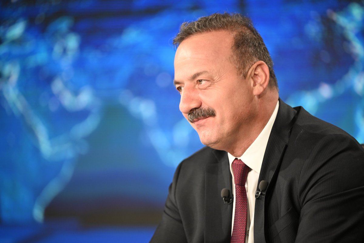 YeniUlak's tweet photo. Yavuz Ağıralioğlu, Fon Vurgunu'nun faturasını AKP'ye kesti: "Bu düzen dün kurulmadı. Sizin iktidarınızda büyüdü."

⭕Yüz binlerce insan para kazanma ümidiyle bu sazan sarmalının içine çekildi.

⭕Peki bu insanları buraya çekenler kim?

⭕Bire yüz, bire bin, bire iki bin, bire beş bin kazanıp, tam zamanında kârını realize ederek parasını alıp çıkanlar kim?

⭕Kim hangi hisseye ne zaman girmiş?
Ne kadar kazanmış?
Ne zaman çıkmış?

⭕Bunların hepsinin ortaya çıkarılması lazım.

⭕Eğer ortada hukuka aykırı bir kazanç, manipülasyon, piyasa suçu varsa; bu köpek balıkları bulunmalı, kazançlarına el konulmalı, vatandaşın zararı sorumlularından tazmin edilmelidir.

⭕Bu faturayı milletin sırtına yükleyemezsiniz!

⭕Bir de işin denetim tarafı var.

⭕İçine inek girmemiş, süt girmemiş, üretim girmemiş; içinde masadan başka bir şey olmayan bir şirket nasıl oluyor da milyarlarca liralık değere ulaşıyor?

⭕Bir masa, bir kasayla milyarlarca liralık vurgun yapılırken bunu görmesi gerekenler neredeydi?

⭕Kim denetleyecekti?
Kim müdahale edecekti?
Kim etmedi?

⭕Bugün operasyon yapıyorsunuz. Yapın!

⭕Ama 25 yıldır da siz iktidardasınız.

⭕İktidara dün gelmiş gibi davranamazsınız.

⭕Bugün hesaplaşmaya çalıştığınız bu düzen dün kurulmadı. Bu düzen sizin iktidarınız döneminde büyüdü.

⭕O yüzden bu sazan sarmalında kaç kişinin mağdur olduğunu saymayın!

⭕Bu denizin köpek balıklarını bulun.

⭕Kim olduklarını, nasıl kazandıklarını, kimlerin göz yumduğunu da bu millete anlatın.