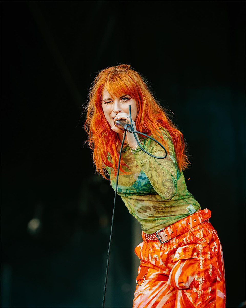 allegedlyanna's tweet photo. this look was something serious i love you carrot hayley https://t.co/ksqiRmO2Im