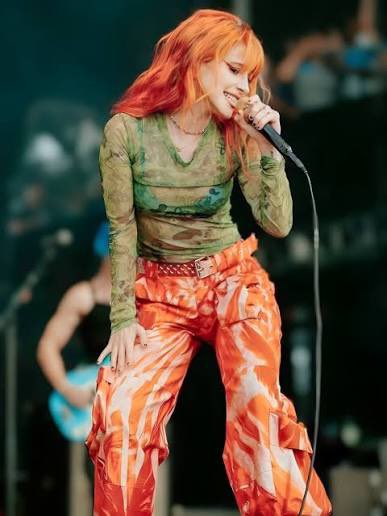 allegedlyanna's tweet photo. this look was something serious i love you carrot hayley https://t.co/ksqiRmO2Im
