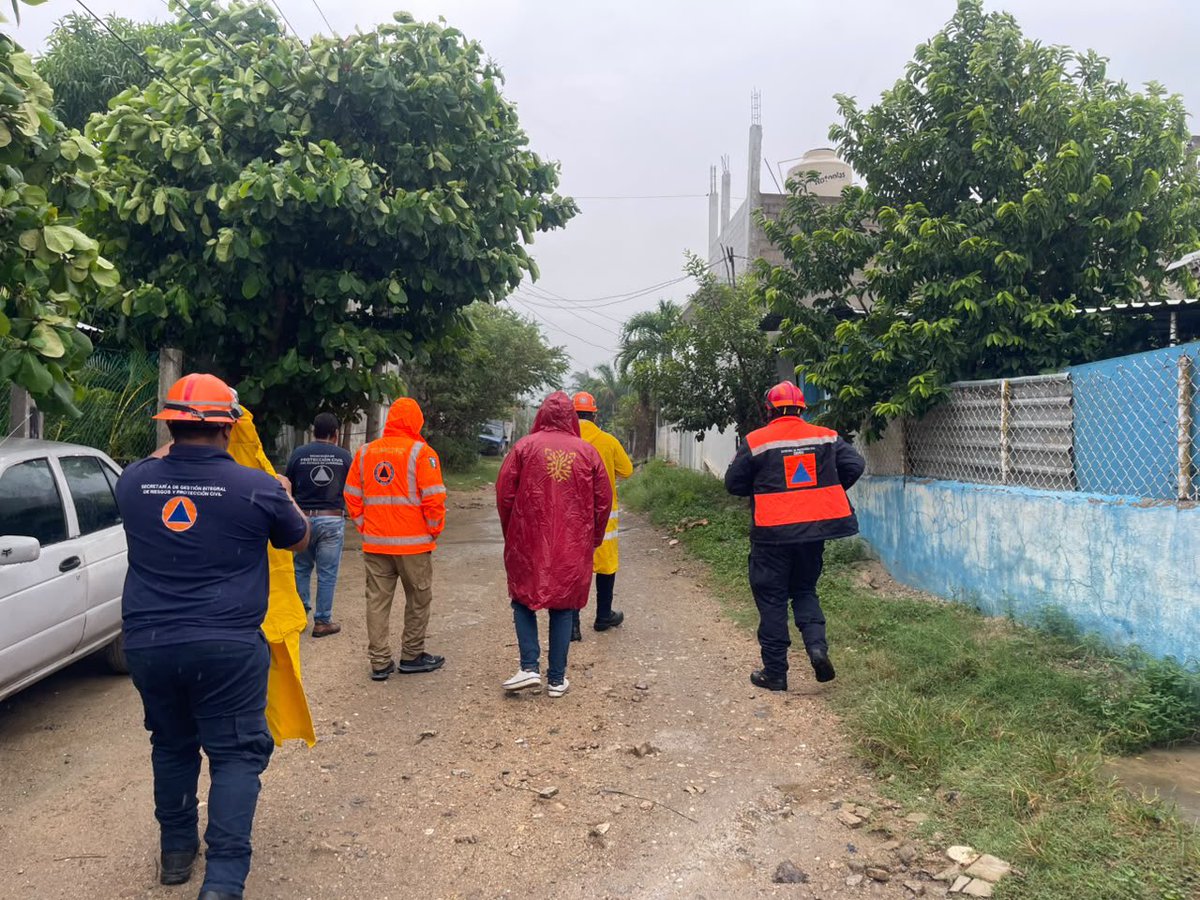 EvelynSalgadoP's tweet photo. Las lluvias ya se registran en algunas regiones de Guerrero debido a los efectos del huracán #Polo. 🌧️🌀Ante estas condiciones, personal de Protección Civil mantiene recorridos preventivos y de monitoreo en zonas de riesgo, con atención permanente a posibles afectaciones. ⚠️🚧

Mantengámonos informados a través de fuentes oficiales y atendamos las indicaciones. No bajemos la guardia.
