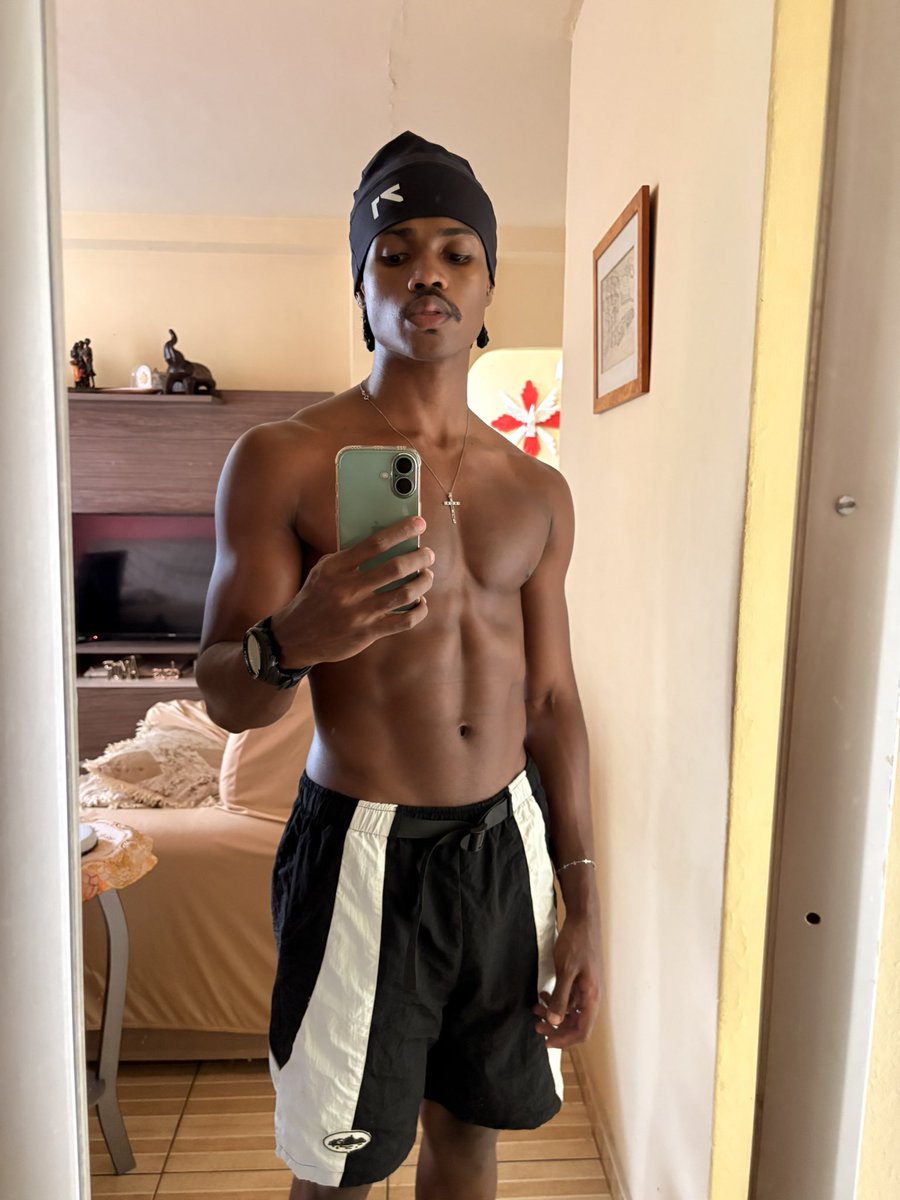 jjuanplay's tweet photo. Em pensar que cheguei nesse corpo mixuruca sem tomar nada, só água calistenia e b https://t.co/NjwKmUolPm
