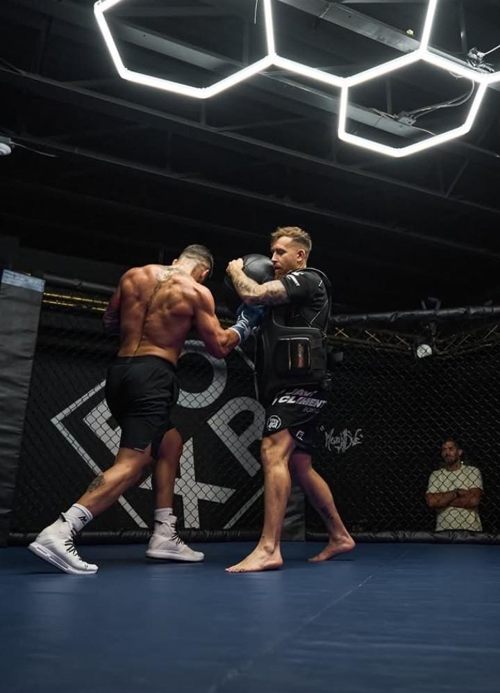 aegonfx0's tweet photo. @gardiyankurt6 @fightdigitale mac oncesı ılıa topurıanın fızıksel formunu gordun mu sen aq essegı yukledıgı kas kütlesine bak bi vucudunun ne kadar parcalı muazzam oldugunun farkında degılsın bence sıklet ıcın kucuk degıl yukledıgı kutleye ragmen ellerı ınanılmaz hızlı justınıde sıkım sızın gıbı enayılerıde https://t.co/JauNBTszoj