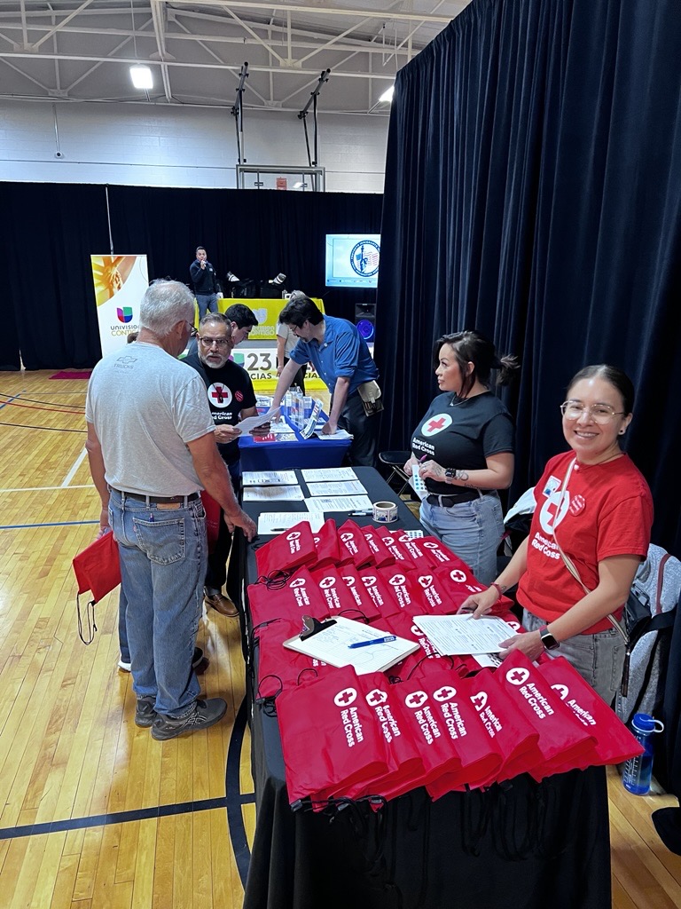 RedCrossNTX's tweet photo. Para Carla y Jean Paul Signoret, ser voluntarios de la Cruz Roja Americana es más que una forma de retribuir a la comunidad. Es una extensión de quienes son: sus valores, su cultura y su compromiso de ayudar a los demás. Como matrimonio, voluntarios bilingües y orgullosos integrantes de la comunidad latina, encarnan el tema del Mes de la Herencia Hispana de este año: Comunidad en acción.❤️

Hoy, Carla y Jean Paul cumplen diversas funciones de voluntariado que les permiten conectar con las comunidades de manera significativa. Para Carla, una de sus mayores pasiones es involucrar a las comunidades latinas en la donación de sangre. Reconoce que las barreras lingüísticas y los conceptos erróneos sobre la donación de sangre pueden impedir que la gente participe.

«Quiero conectar con personas que se parezcan a mí y hablen como yo, y ayudar a generar confianza», dice Carla. «Quiero animar a las personas latinas a informarse más sobre por qué es importante donar sangre, lo fácil que es y el impacto que puede tener».

Como portavoces bilingües, Carla y Jean Paul también ayudan a ampliar el alcance de los mensajes de la Cruz Roja en español y a garantizar que las comunidades hispanas reciban información culturalmente pertinente sobre preparación, recuperación y servicios humanitarios. 

Para Jean Paul, la comunicación es una parte esencial del servicio.

«Me motiva saber que puedo ayudar a las personas directamente mediante la respuesta ante desastres e indirectamente al compartir información que ayuda a mantener seguras a comunidades enteras», afirma. «La información salva vidas».

🔖Lee más sobre cómo Carla y Jean Paul convirtieron el servicio en una misión familiar: https://t.co/rv6tliy6ni

🔖Read how Carla and Jean Paul Signoret turned their service into a family mission: https://t.co/Z1Ml0Tzdcp

#HispanicHeritageMonth