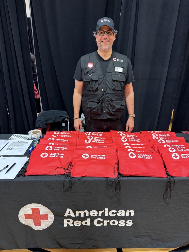 RedCrossNTX's tweet photo. Para Carla y Jean Paul Signoret, ser voluntarios de la Cruz Roja Americana es más que una forma de retribuir a la comunidad. Es una extensión de quienes son: sus valores, su cultura y su compromiso de ayudar a los demás. Como matrimonio, voluntarios bilingües y orgullosos integrantes de la comunidad latina, encarnan el tema del Mes de la Herencia Hispana de este año: Comunidad en acción.❤️

Hoy, Carla y Jean Paul cumplen diversas funciones de voluntariado que les permiten conectar con las comunidades de manera significativa. Para Carla, una de sus mayores pasiones es involucrar a las comunidades latinas en la donación de sangre. Reconoce que las barreras lingüísticas y los conceptos erróneos sobre la donación de sangre pueden impedir que la gente participe.

«Quiero conectar con personas que se parezcan a mí y hablen como yo, y ayudar a generar confianza», dice Carla. «Quiero animar a las personas latinas a informarse más sobre por qué es importante donar sangre, lo fácil que es y el impacto que puede tener».

Como portavoces bilingües, Carla y Jean Paul también ayudan a ampliar el alcance de los mensajes de la Cruz Roja en español y a garantizar que las comunidades hispanas reciban información culturalmente pertinente sobre preparación, recuperación y servicios humanitarios. 

Para Jean Paul, la comunicación es una parte esencial del servicio.

«Me motiva saber que puedo ayudar a las personas directamente mediante la respuesta ante desastres e indirectamente al compartir información que ayuda a mantener seguras a comunidades enteras», afirma. «La información salva vidas».

🔖Lee más sobre cómo Carla y Jean Paul convirtieron el servicio en una misión familiar: https://t.co/rv6tliy6ni

🔖Read how Carla and Jean Paul Signoret turned their service into a family mission: https://t.co/Z1Ml0Tzdcp

#HispanicHeritageMonth