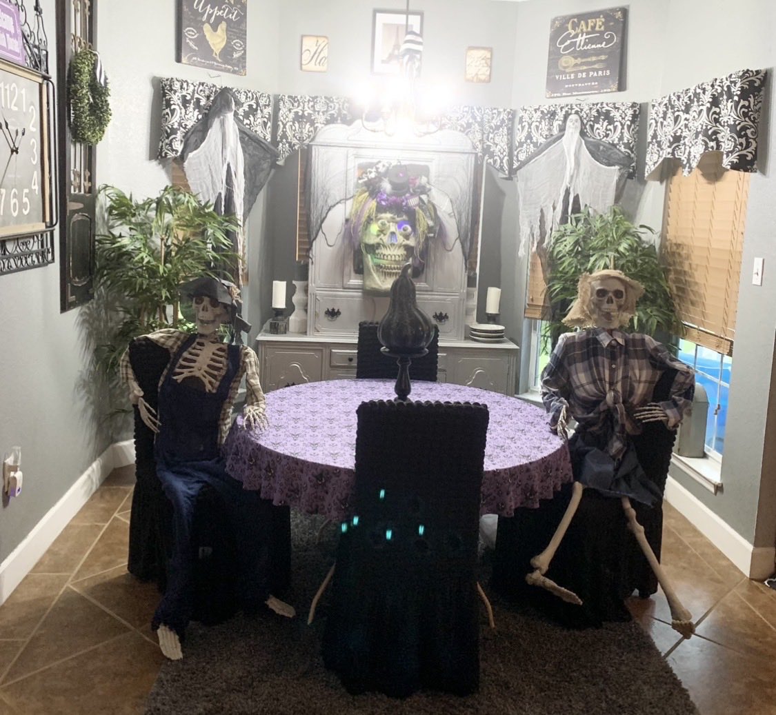 SkyNole2's tweet photo. Spooky Season’s here &amp; the Littles love it! 👻 https://t.co/JnuRxJDIsD