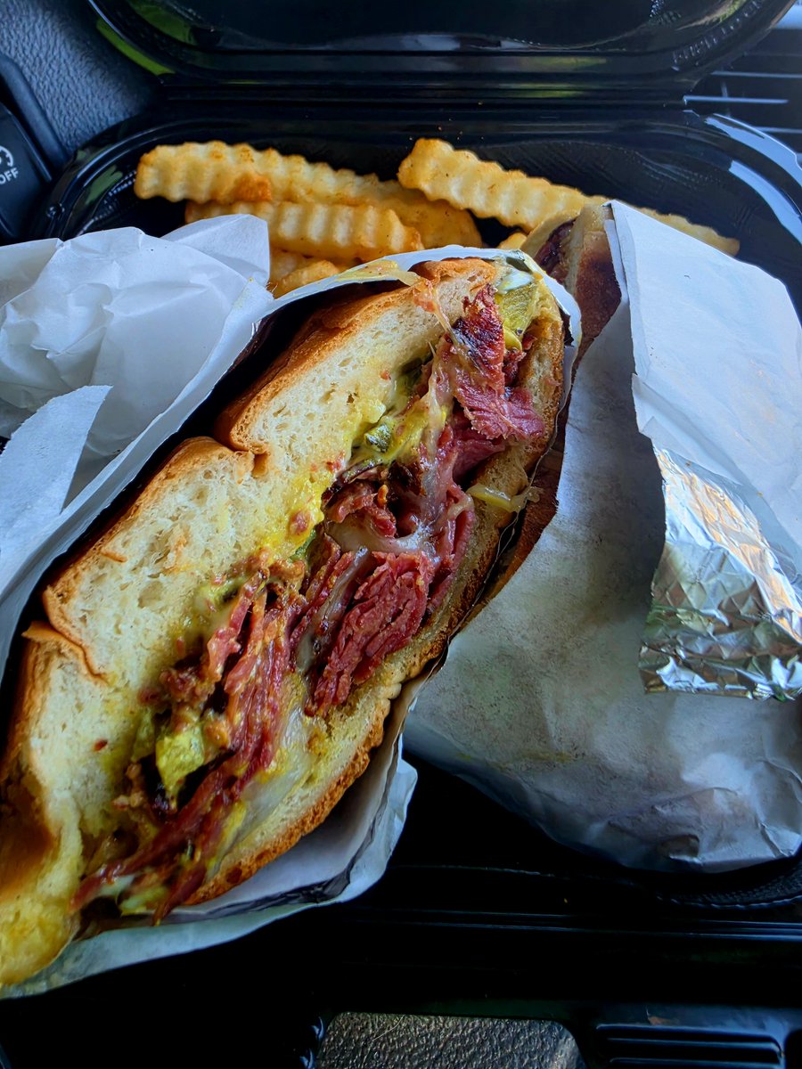 805Raiderfan's tweet photo. Happy Humpday Its Lunchtime! Pastrami Sammich with Fries 💪😁😋 https://t.co/6oekj3RNIt