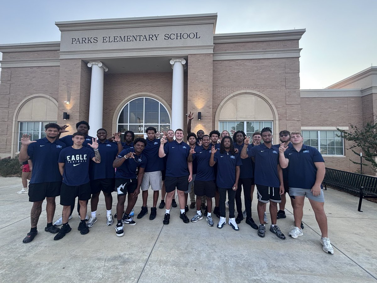 TAMUT_football's tweet photo. 250+ HOURS OF COMMUNITY SERVICE IN 1st MONTH!!!
#UnityInCommunity
#RISEUP | #SoarEagles https://t.co/gvRoaaaVzC