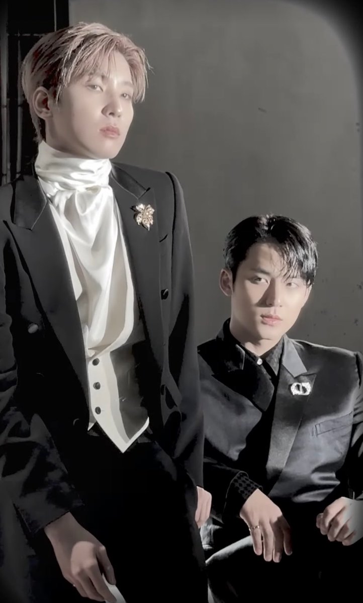 puppycalling_'s tweet photo. leaving  behind  something  this  monumental ,  before  they  disappear  from  the  spotlight  for  four  years ,  only  to  return  to  the  screen  together  once  again .  behold ,  this  legendary  love .  🏰 https://t.co/gh5x4Y9j7F