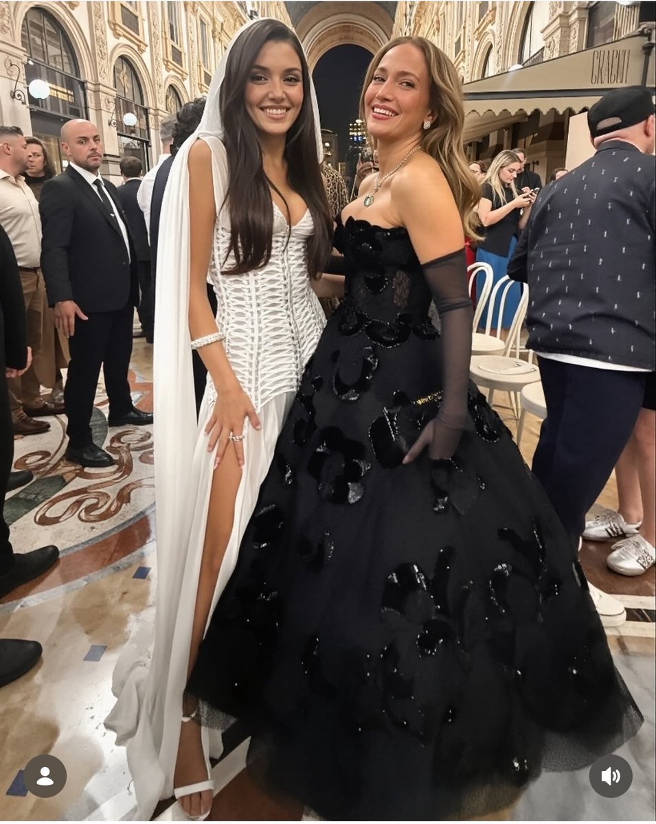L7jkhL's tweet photo. Offfffff😮‍💨🤤
HANDE ERÇEL &amp; JLO🤍🖤 
#HandeErçel #Jlo https://t.co/ekgWt9XDl1