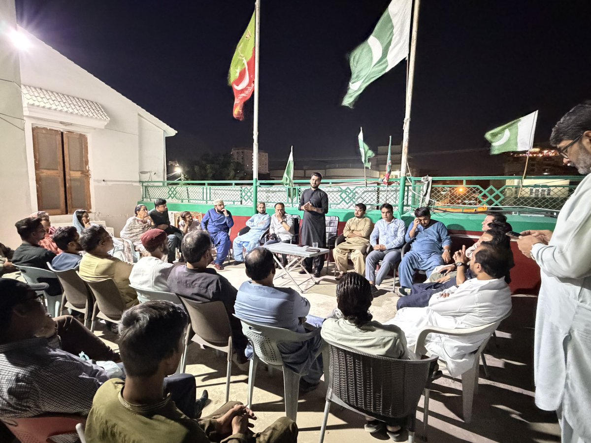 MohsinGhumman31's tweet photo. پاکستان تحریکِ انصاف ضلع حیدرآباد کے صدر محسن گھمن اور ضلعی جنرل سیکرٹری اسامہ حفیظ   کی زیرِ صدارت انصاف ہاؤس میں ضلعی عہدیداران، ٹاؤن ذمہ داران، یوتھ ونگ، آئی، وومن ونگ، لائر ونگ اور لیبر ونگ کے ذمہ داران کا اہم اجلاس منعقد ہوا۔

اجلاس میں ریجنل صدر اور یوتھ ونگ ریجنل صدر عبدالغفار خان نے بھی شرکت کی۔ اجلاس میں 27 ستمبر کے حوالے سے آئندہ کے لائحہ عمل پر مشاورت کی گئی۔
@HaleemAdil 
@salmanAraja