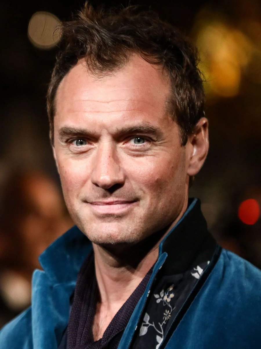 RequelFR's tweet photo. Jude Law rejoint le casting du film ‘SCAPEGOAT’ réalisé par Ari Aster, mettant en vedette Scarlett Johansson et Jacob Elordi, du côté d'A24.

(Source: @DEADLINE) https://t.co/1FdvWn5wcu