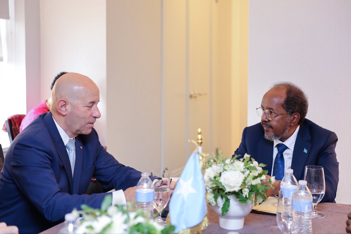gedo247's tweet photo. President @HassanSMohamud met U.S. Assistant Secretary of State for African Affairs Frank Garcia @AsstSecStateAF on the sidelines of the U.N. General Assembly, discussing bilateral ties and shared priorities.

#UNGA81 https://t.co/VR8vW2akpi