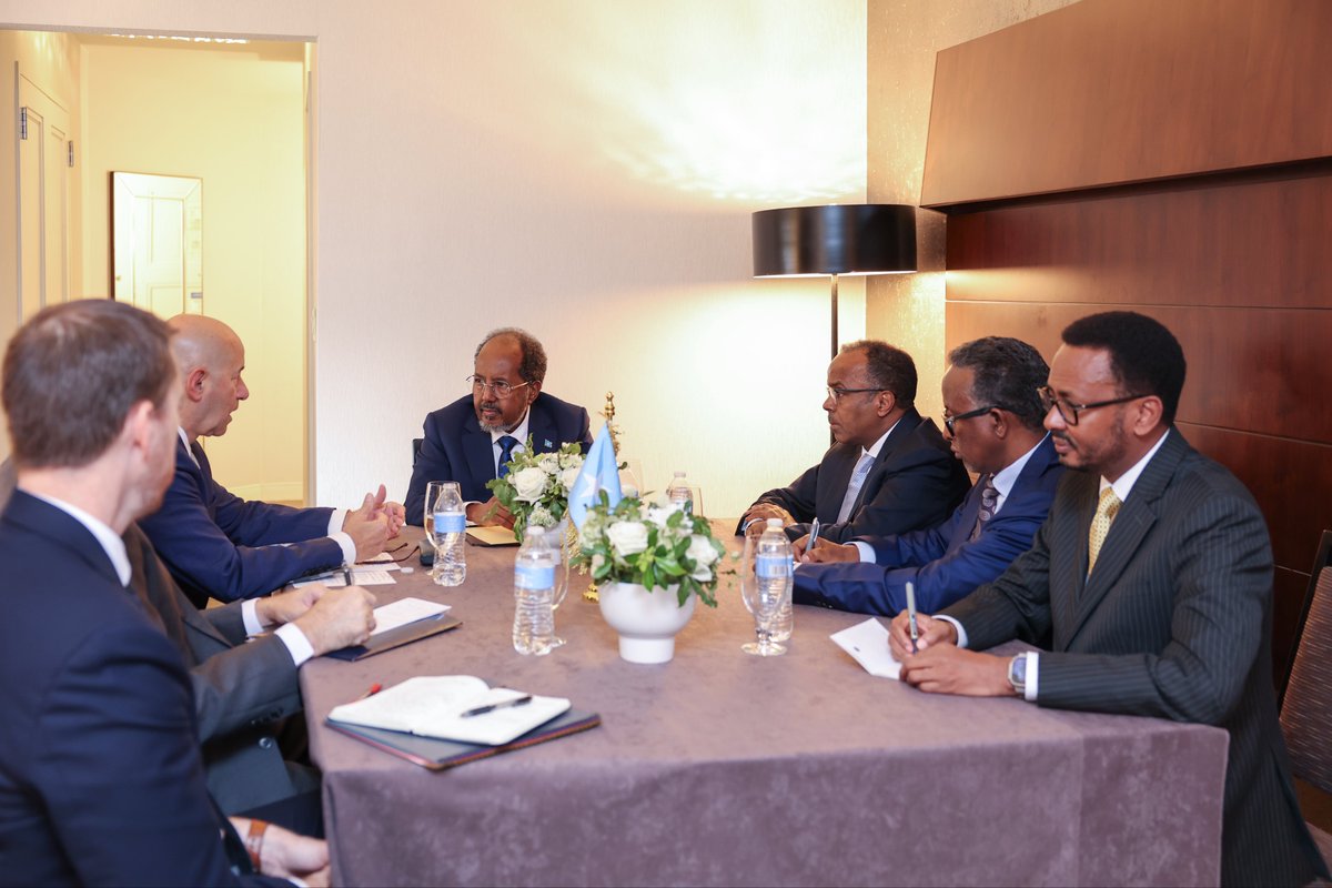 gedo247's tweet photo. President @HassanSMohamud met U.S. Assistant Secretary of State for African Affairs Frank Garcia @AsstSecStateAF on the sidelines of the U.N. General Assembly, discussing bilateral ties and shared priorities.

#UNGA81 https://t.co/VR8vW2akpi