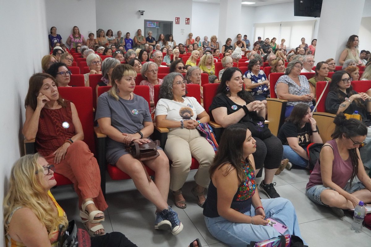 ccoosevilla's tweet photo. ♀️El feminismo es político,  claro que lo es. Y vetar el feminismo también es político. 

💜Hoy, hemos tenido el honor de acoger en nuestra sede el acto de presentación de Feministas Frente al Fascismo.

✌️Se ha desbordado el aforo de un acto emotivo y empoderador. 

👏👏Vamos!! https://t.co/fwMDolhlrS