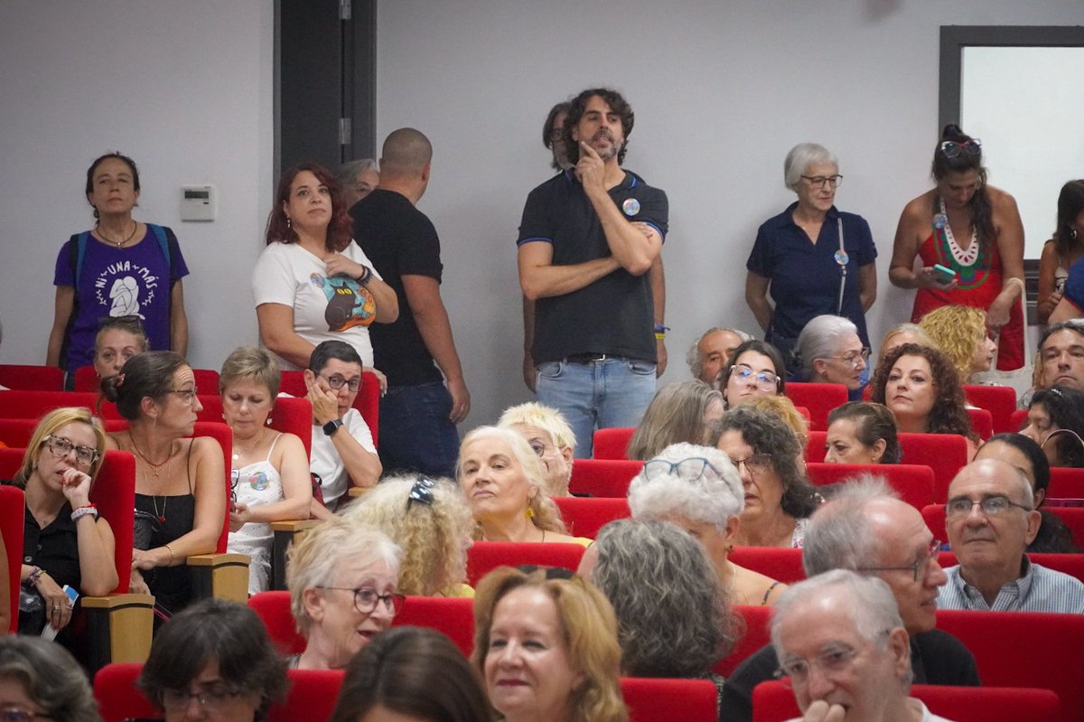 ccoosevilla's tweet photo. ♀️El feminismo es político,  claro que lo es. Y vetar el feminismo también es político. 

💜Hoy, hemos tenido el honor de acoger en nuestra sede el acto de presentación de Feministas Frente al Fascismo.

✌️Se ha desbordado el aforo de un acto emotivo y empoderador. 

👏👏Vamos!! https://t.co/fwMDolhlrS
