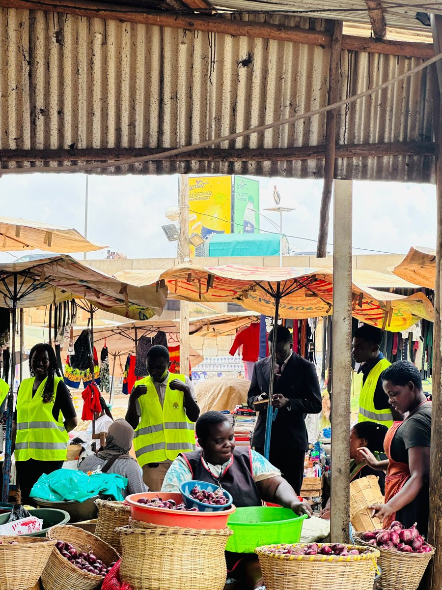 UpsaUganda's tweet photo. Our colleagues from @Mupsamak yesterday did a community outreach where they engaged with different pipo and shared some knowledge about AMR. Sickel cell and many other health related problems. Thank you colleagues🙏🙏 https://t.co/9Ad3k530C3